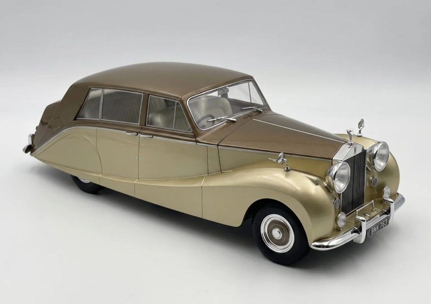 MCG 1:18 Rolls-Royce Silver Wraith Empress by Hooper - 1956 (brown / gold) MCG18000