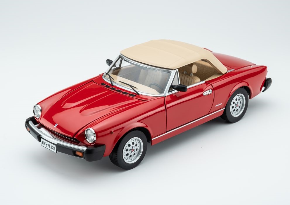 TOURING 1:18 Pininfarina Spidereuropa - 1982 (rosso vivo) 18125004