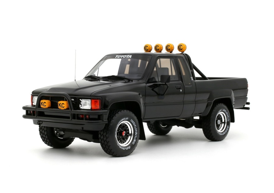 OTTO MOBILE 1:18 Toyota Hilux SR5 - 1985 (glossy black) OT481
