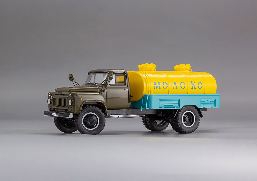 DIP MODELS 1:43 Автомобиль-цистерна АЦПТ-3,3 (53А) "Молоко", 1973 г. 105357
