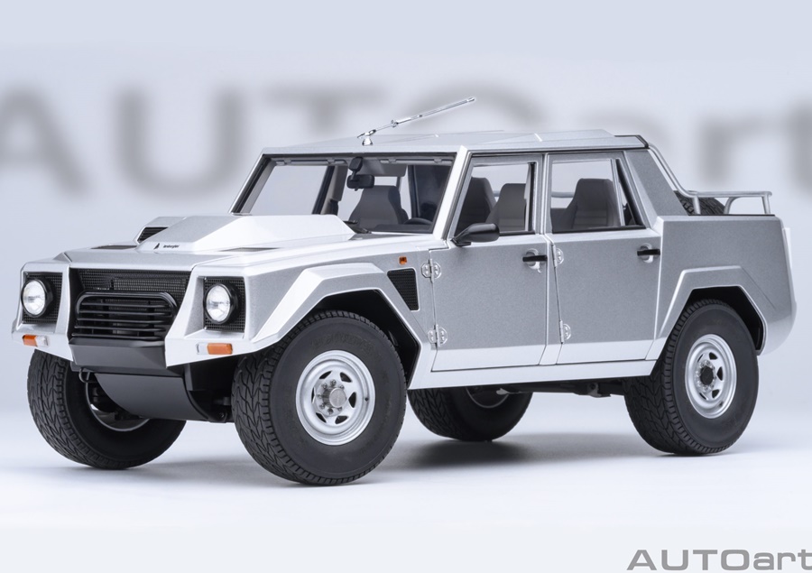 AUTOART 1:18 Lamborghini LM002 (argento/metallic silver) 74553