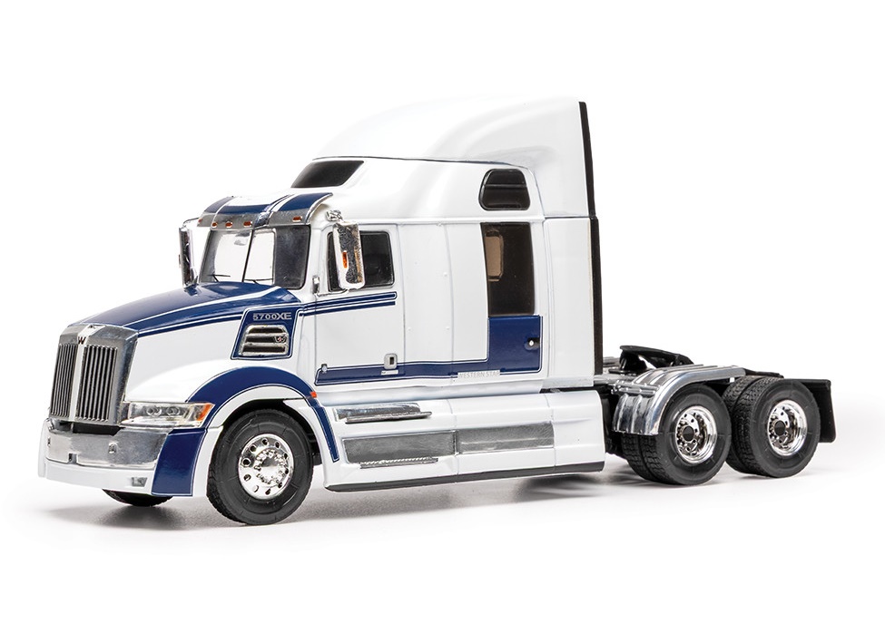 IXO 1:43 Western Star 5700 EX - 2016 (white/darkblue) TR260