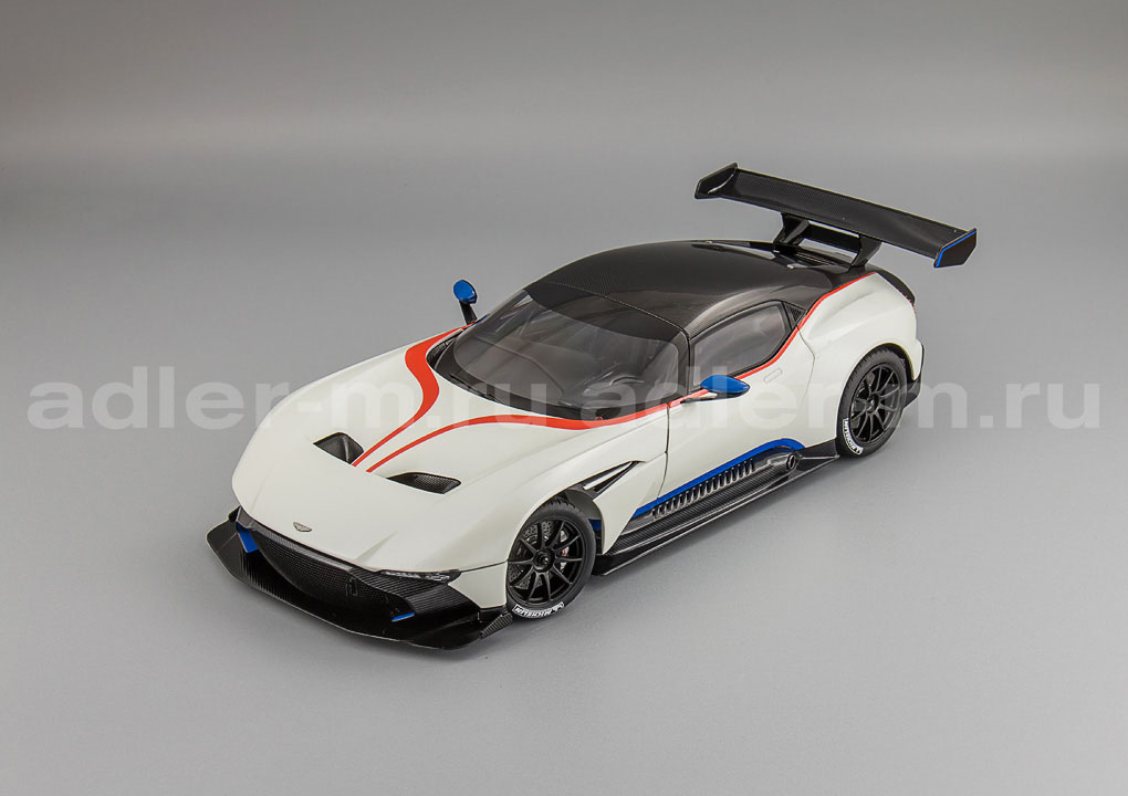 AUTOART 1:18 Aston Martin Vulcan - 2015 (stratus white with blue and red stripes) 70261