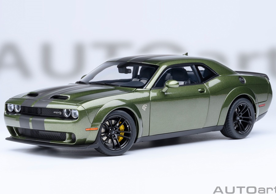 AUTOART 1:18 Dodge Challenger SRT Jailbreak - 2022 (F8 green, carbon stripes) 71761