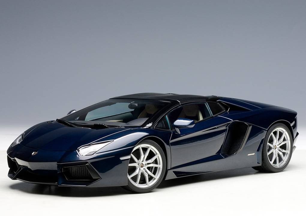 AUTOART 1:18 Lamborghini Aventador LP700-4 Roadster 2013 (met. blue) 74698