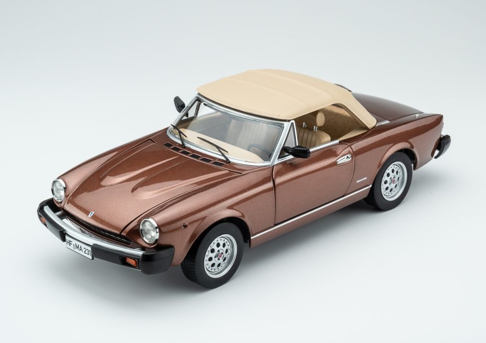 TOURING 1:18 Pininfarina Spidereuropa - 1982 (marrone chiaro) 18125005