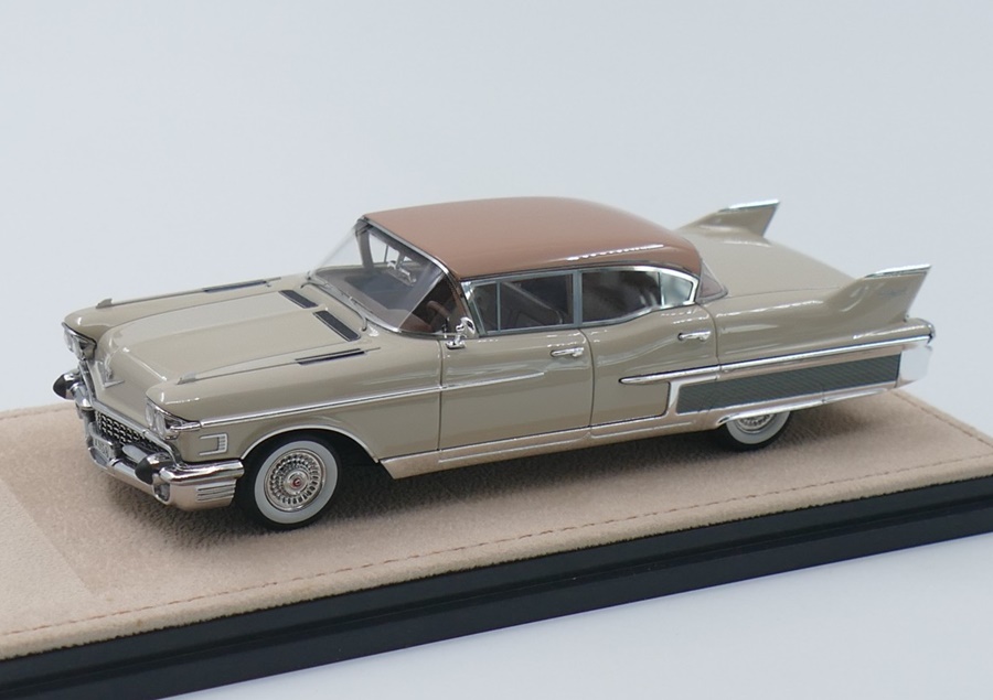 GLM + STAMP MODELS 1:43 Cadillac Fleetwood Sixty Special - 1958 (Buckskin with light rosé top) STM58202