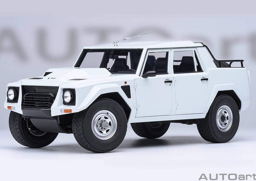 AUTOART 1:18 Lamborghini LM002 (bianco polo park/white) 74549