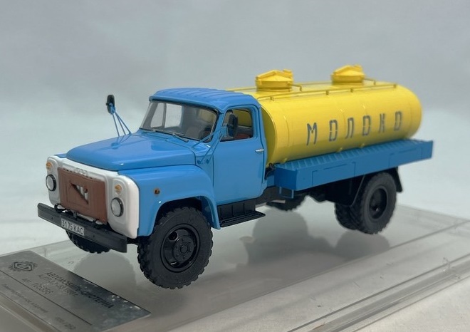 DIP MODELS 1:43 Автомобиль-цистерна АЦПТ-3,3 - 53-12 "Молоко", 1988 г. (адриатика / желтый) 105356