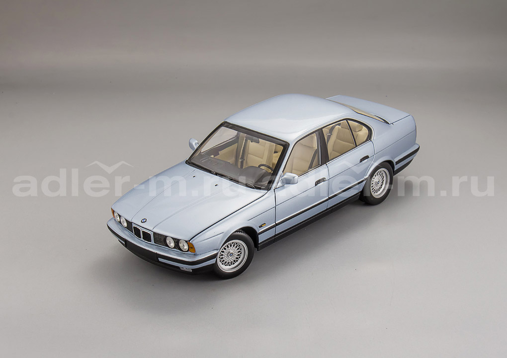 MINICHAMPS 1:18 BMW 535i (E34) - 1988 (light blue met) 100024007