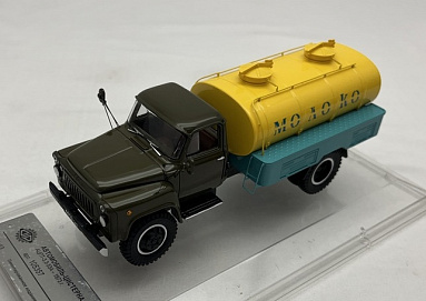  1:43 Автомобиль-цистерна АЦПТ-3,3 (53А) "Молоко", 1973 г. 105357