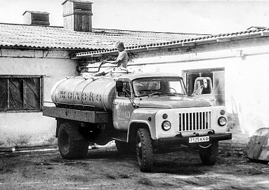  1:43 Автомобиль-цистерна АЦПТ-3,3 - 53-12 "Молоко", 1988 г. (адриатика / хаки / желтый) 105356